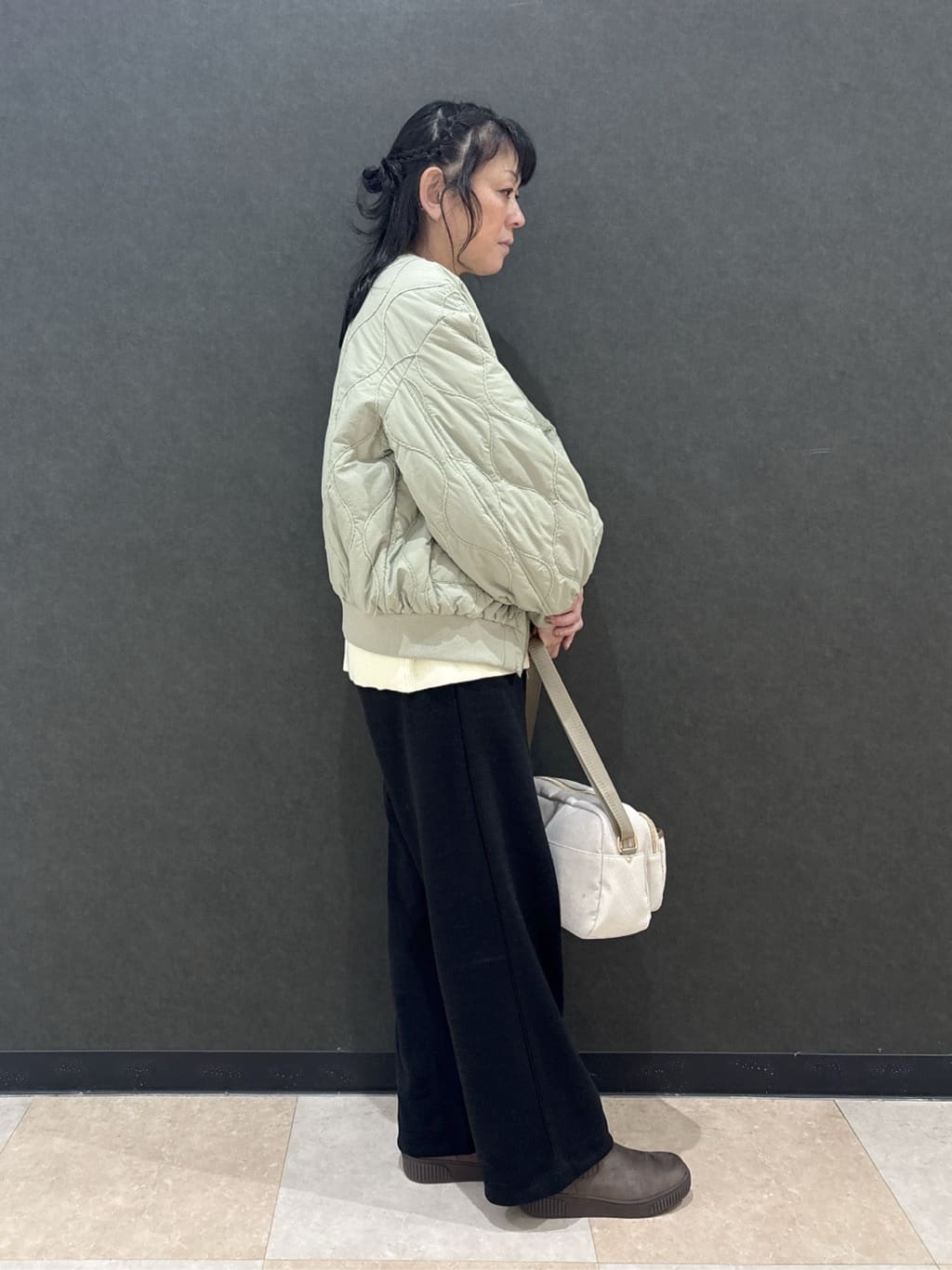 わかさんの「SHOO･LA･RUE｜【洗濯機可/ちくちくしにくい】大人のための スウェットライク刺繍ロゴニット」を使ったコーディネート