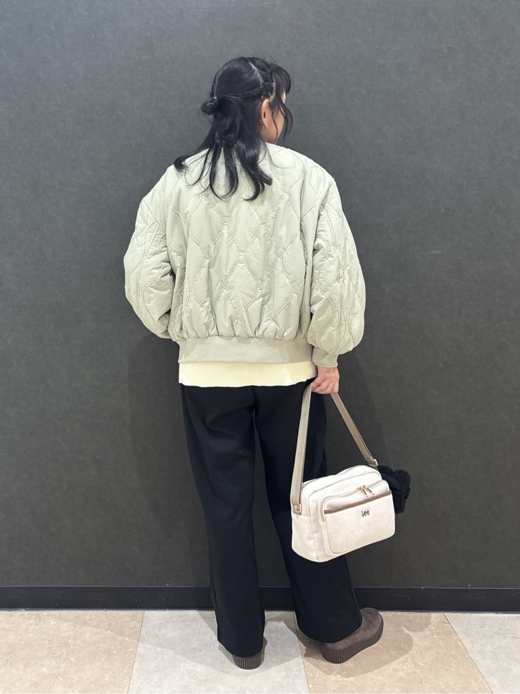 わかさんの「SHOO･LA･RUE｜【洗濯機可/ちくちくしにくい】大人のための スウェットライク刺繍ロゴニット」を使ったコーディネート
