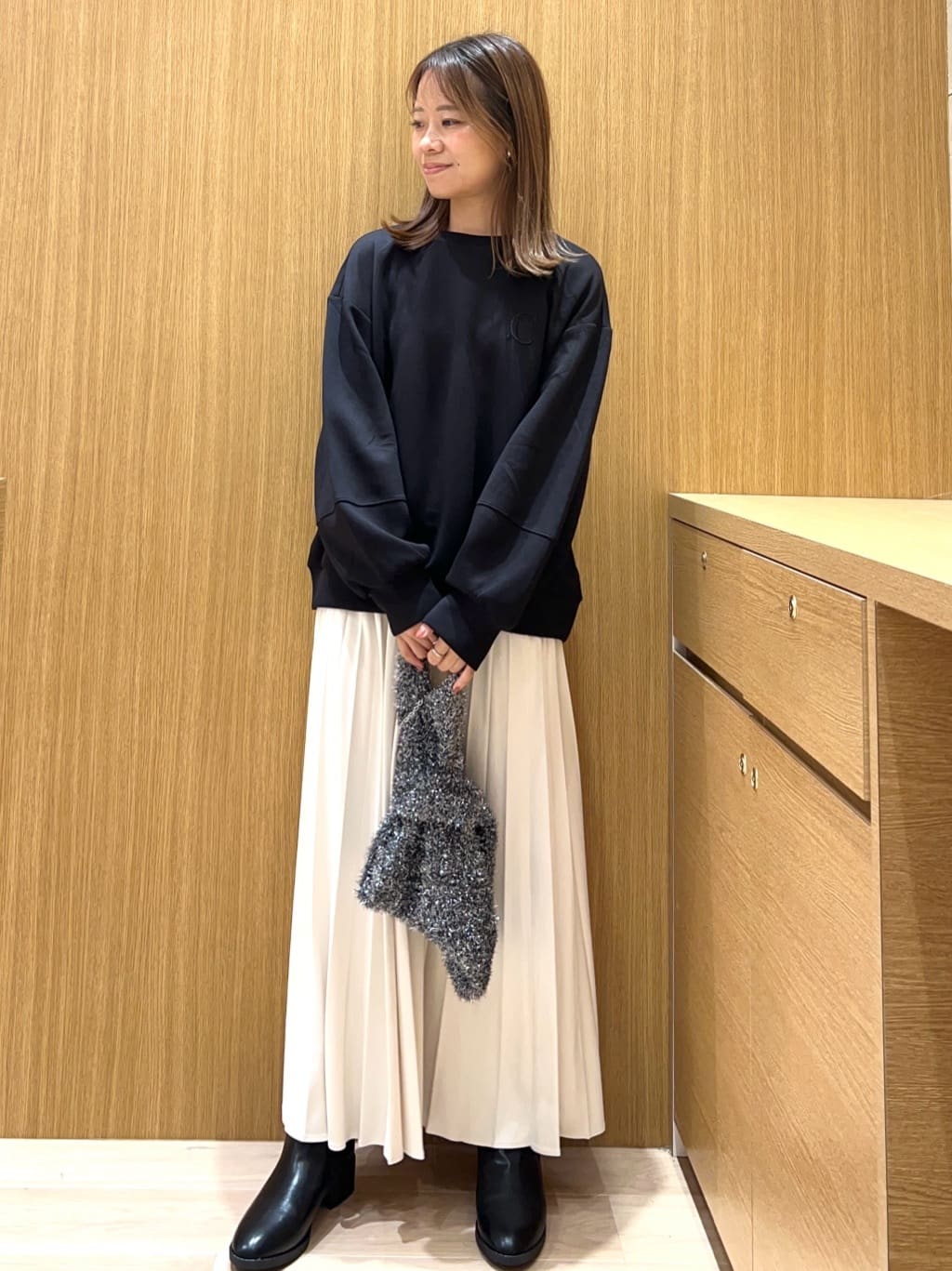meeさんの「OPAQUE.CLIP｜フェイクスウェードプリーツスカート【静電気防止加工／洗濯機OK】」を使ったコーディネート