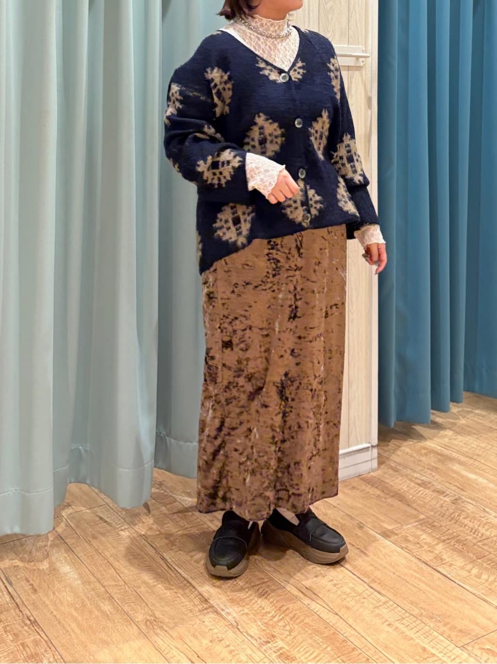 砂糖さんの「SHOO･LA･RUE｜羽織るだけでスタイリングの主役に 起毛柄カーディガン」を使ったコーディネート