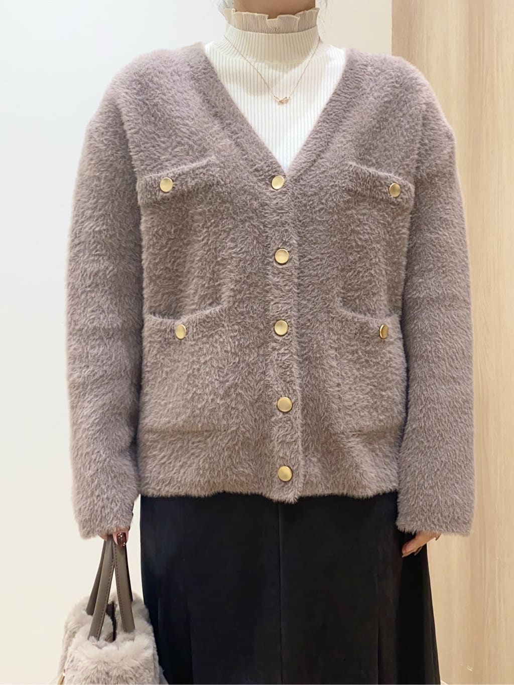 HANAさんの「grove｜軽やかフェザーで魅せる、クラシカルな主役カーディガン」を使ったコーディネート