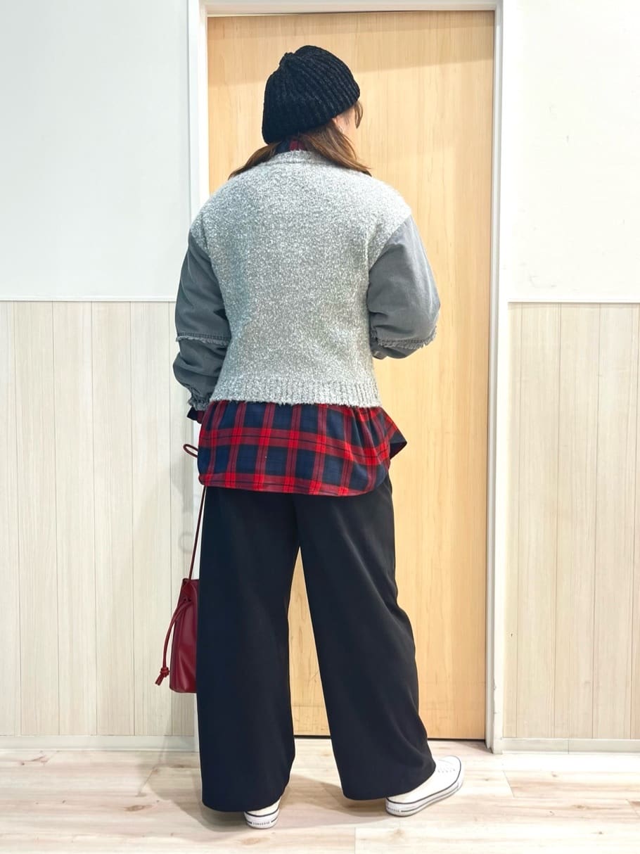 TUMU-TUMUさんの「SHOO･LA･RUE｜周りと差を付けられる お袖デニム切替 ブークレロゴニット」を使ったコーディネート