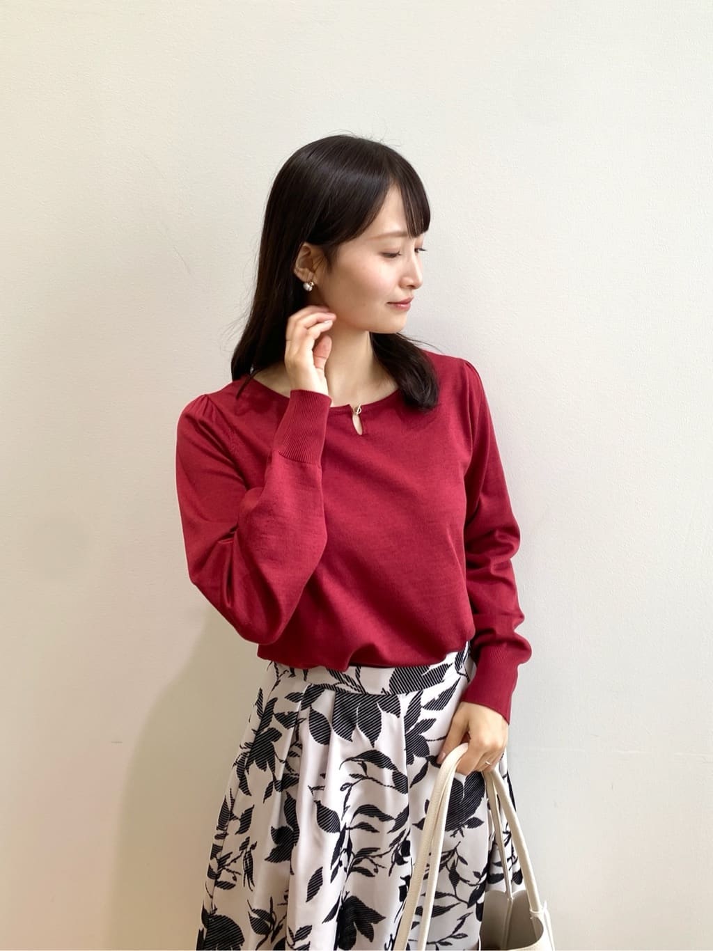 みさかさんの「index｜パール調パーツ付きクルーネックニット【洗濯機OK】《8col／XS～3L》」を使ったコーディネート