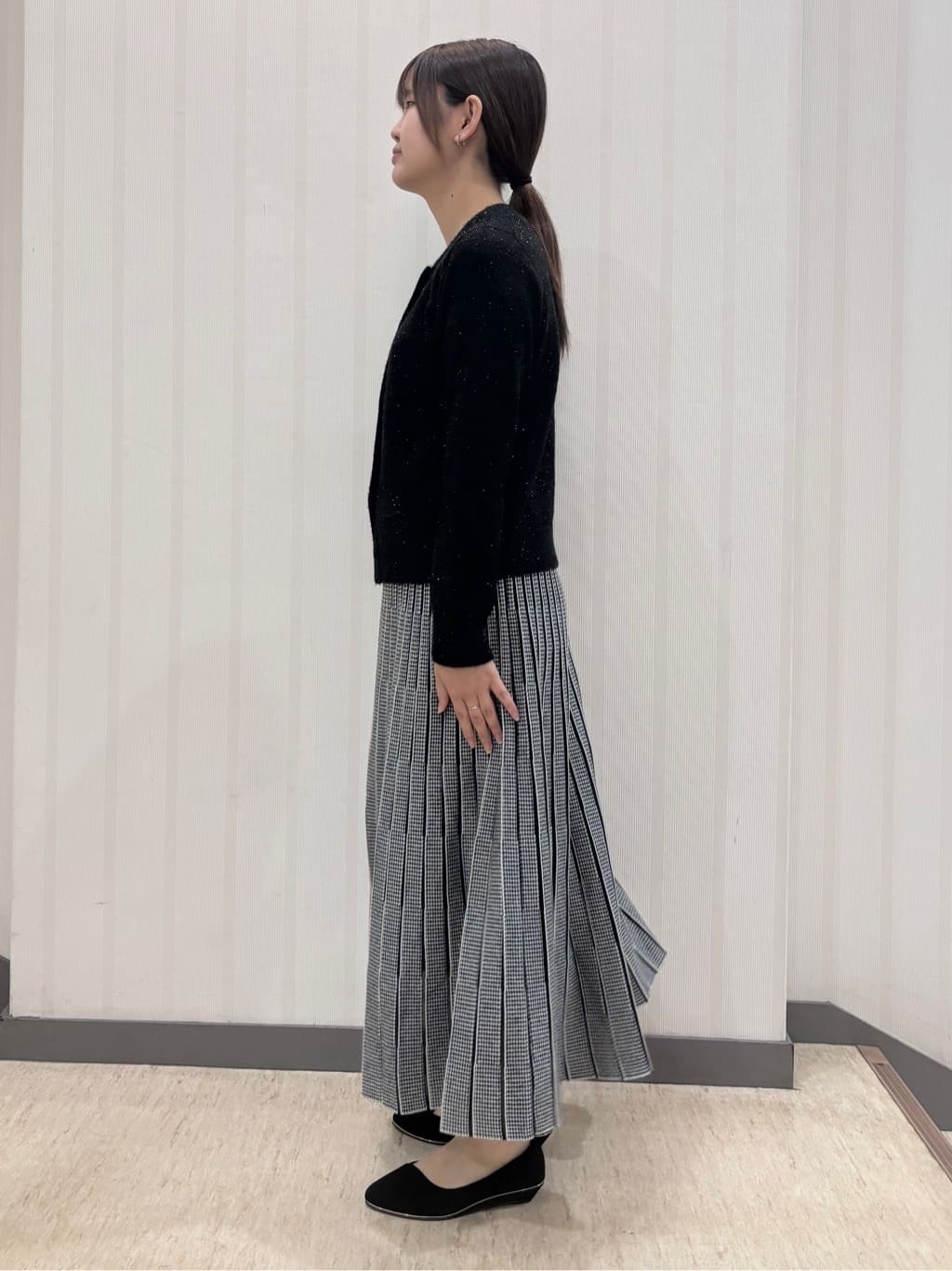 ちひさんの「INDIVI｜【洗える】ラメニットカーディガン」を使ったコーディネート