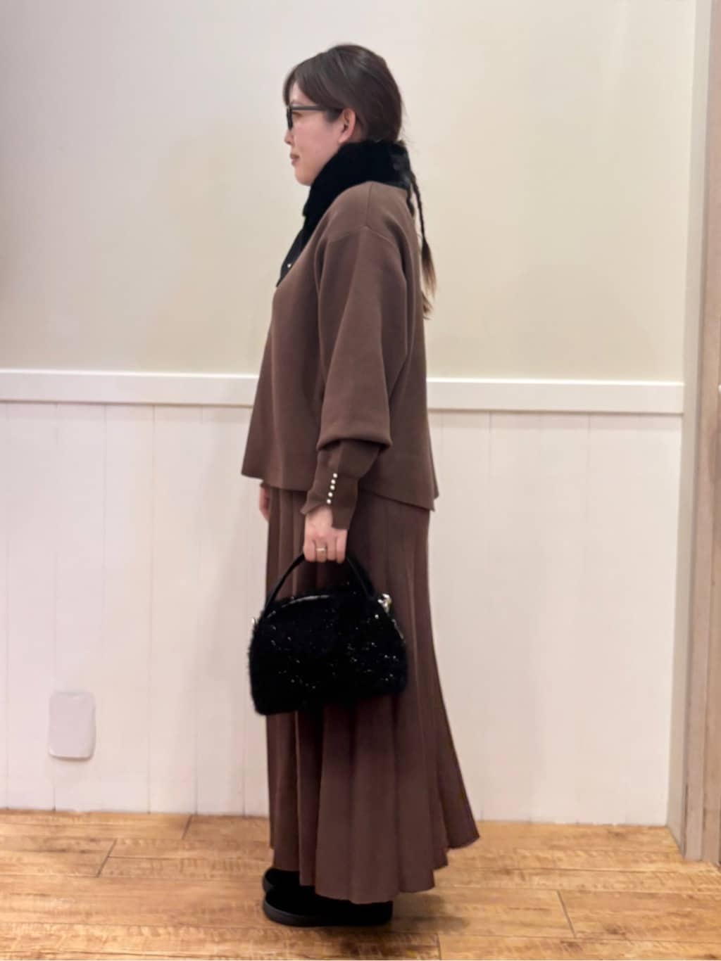 ハチさんの「SHOO･LA･RUE｜ファー&times;パール風付きニットティペット」を使ったコーディネート