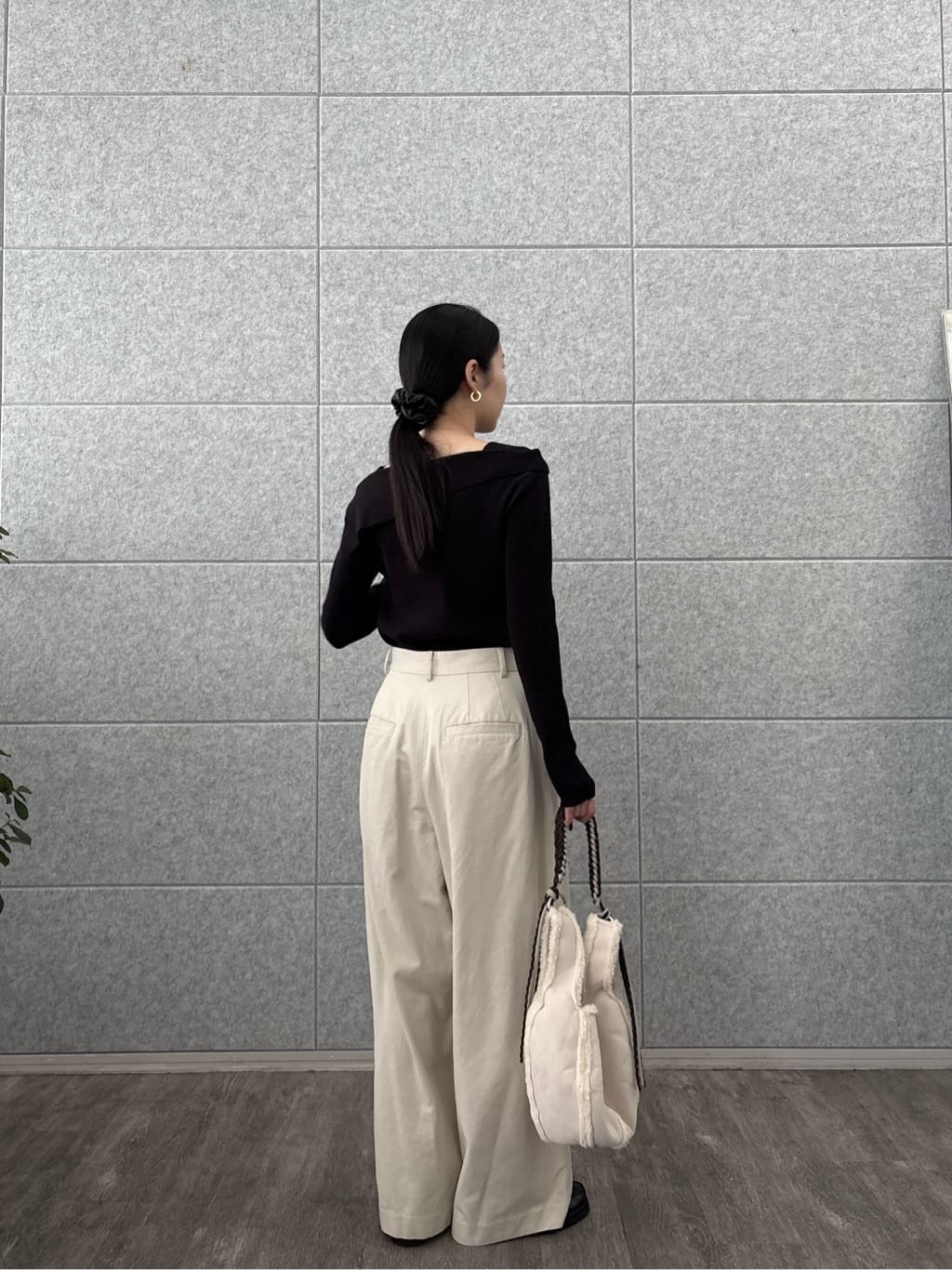 ひなさんの「INDIVI｜【再入荷】アシメオフショルニット」を使ったコーディネート