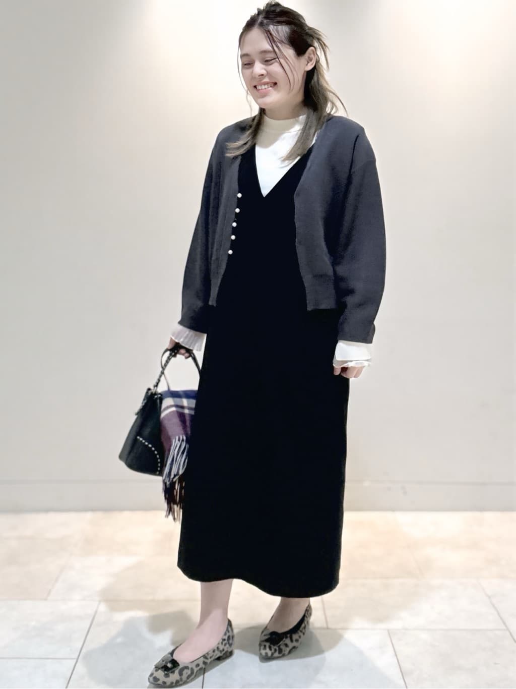 S&auml;K&iuml;さんの「Reflect｜【軽い羽織に◎／セットアップ可】パール調ボタン付きカーディガン」を使ったコーディネート