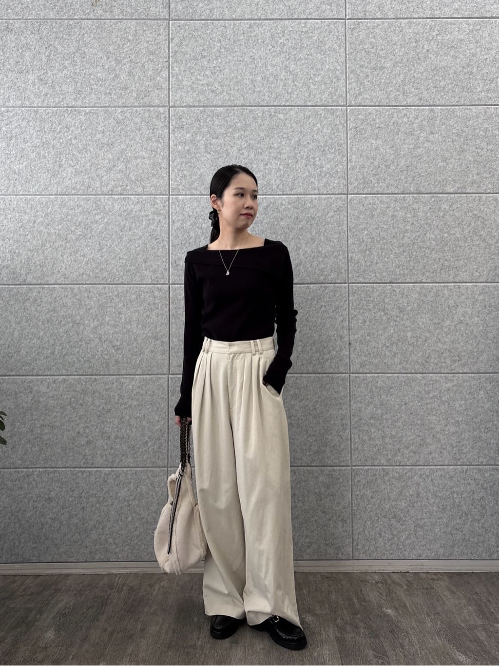 ひなさんの「INDIVI｜【再入荷】アシメオフショルニット」を使ったコーディネート