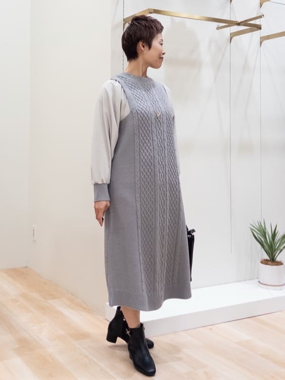 シュウコさんの「grove｜一枚で華やぐ、袖布帛ケーブルニットワンピース」を使ったコーディネート