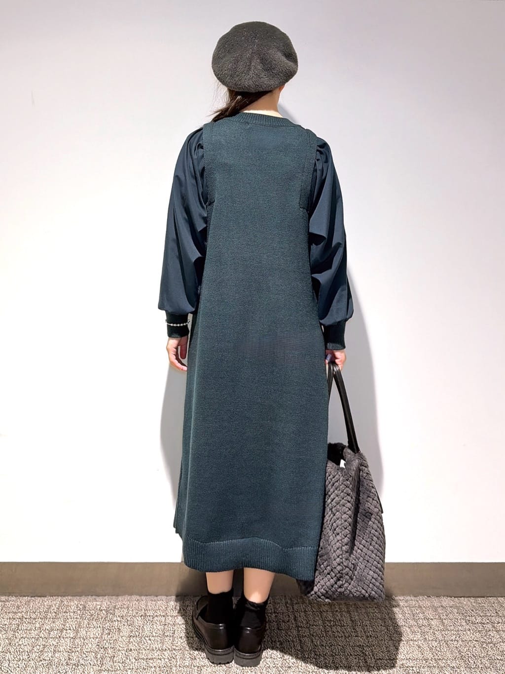 みーさんの「grove｜一枚で華やぐ、袖布帛ケーブルニットワンピース」を使ったコーディネート