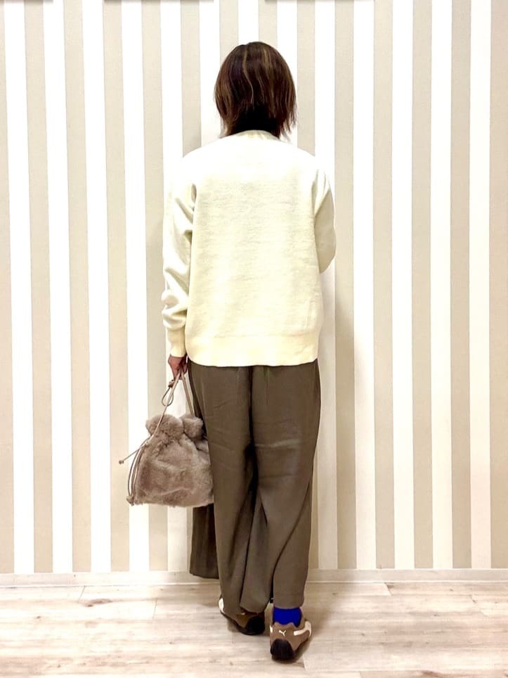 pieceさんの「SHOO･LA･RUE｜【洗濯機可/ちくちくしにくい】大人のための スウェットライク刺繍ロゴニット」を使ったコーディネート