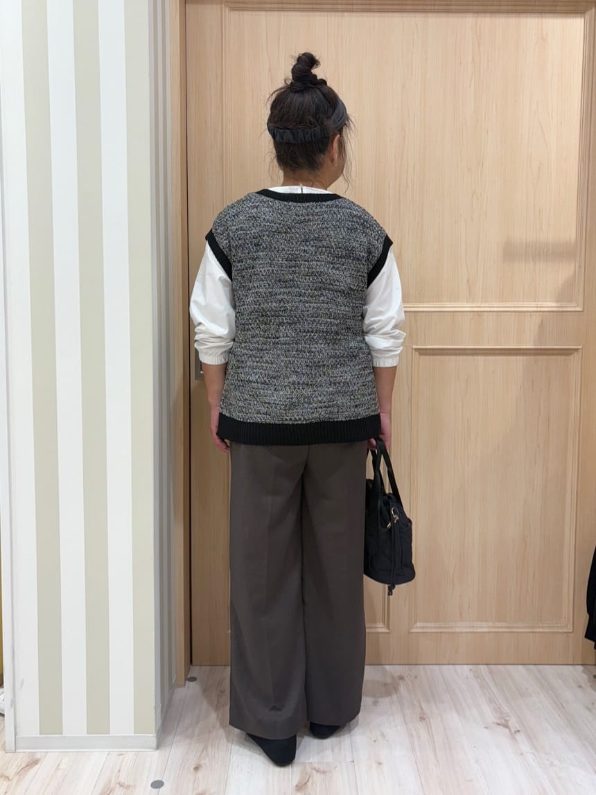 モランさんの「SHOO･LA･RUE｜【2点セット/S-LL】着回しいろいろ 編み柄ベスト&times;ブラウス」を使ったコーディネート