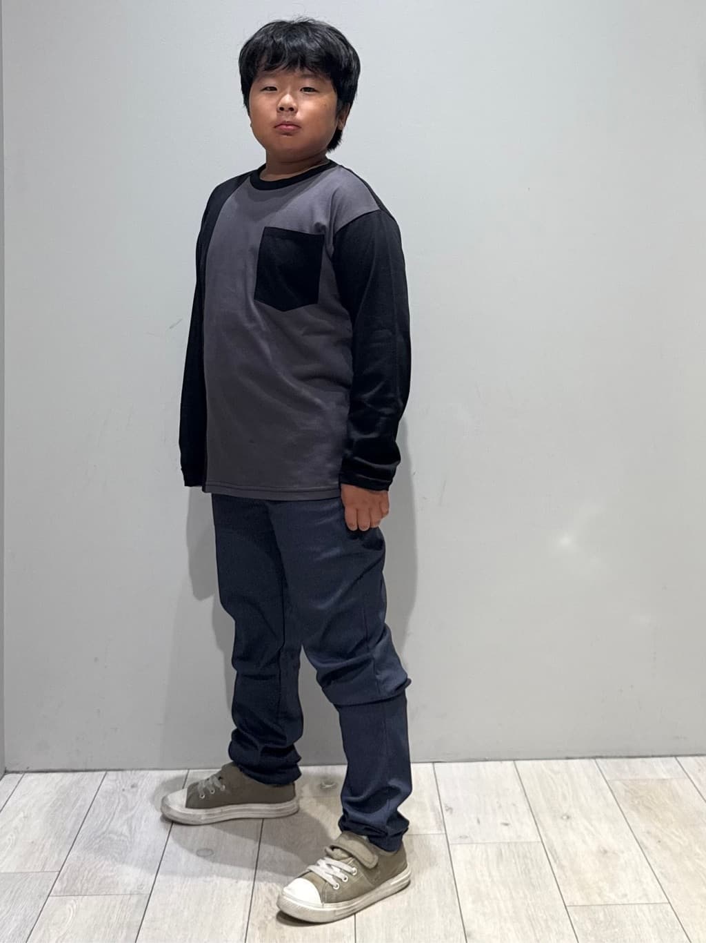 kuboさんの「THE SHOP TK｜【110-160/洗濯機OK】切り替え長袖Tシャツ」を使ったコーディネート