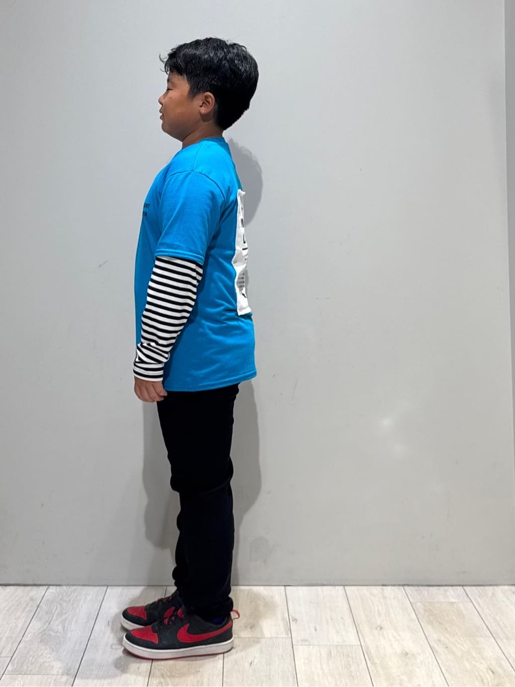 kuboさんの「THE SHOP TK｜【110－160】レイヤード風デニムアップリケロンTee」を使ったコーディネート