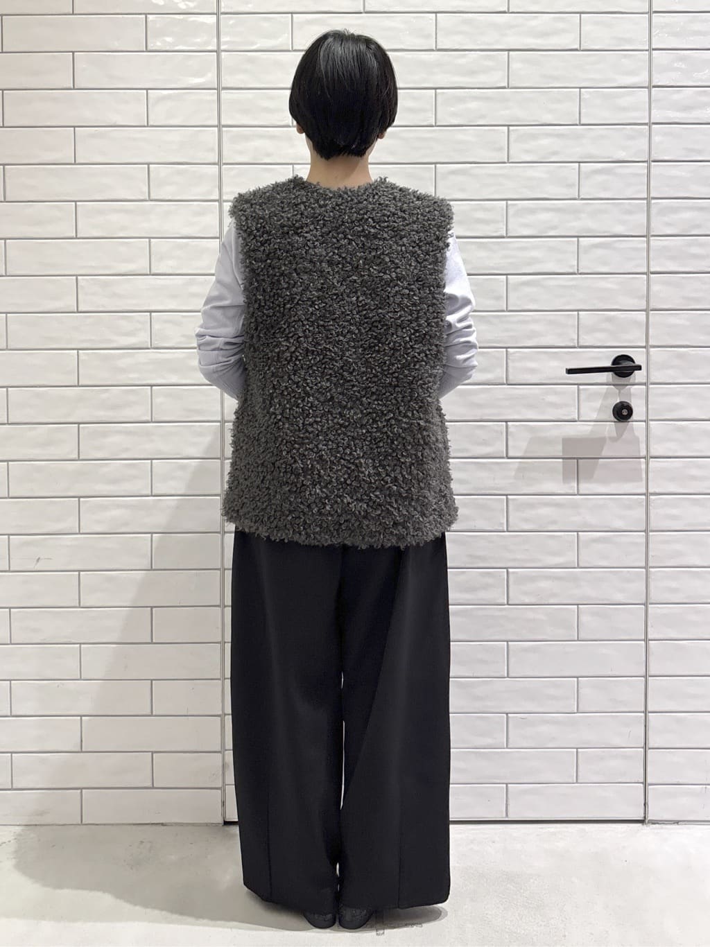 ayumiさんの「OPAQUE.CLIP｜カーリーフェイクファーベスト【洗濯機OK】」を使ったコーディネート