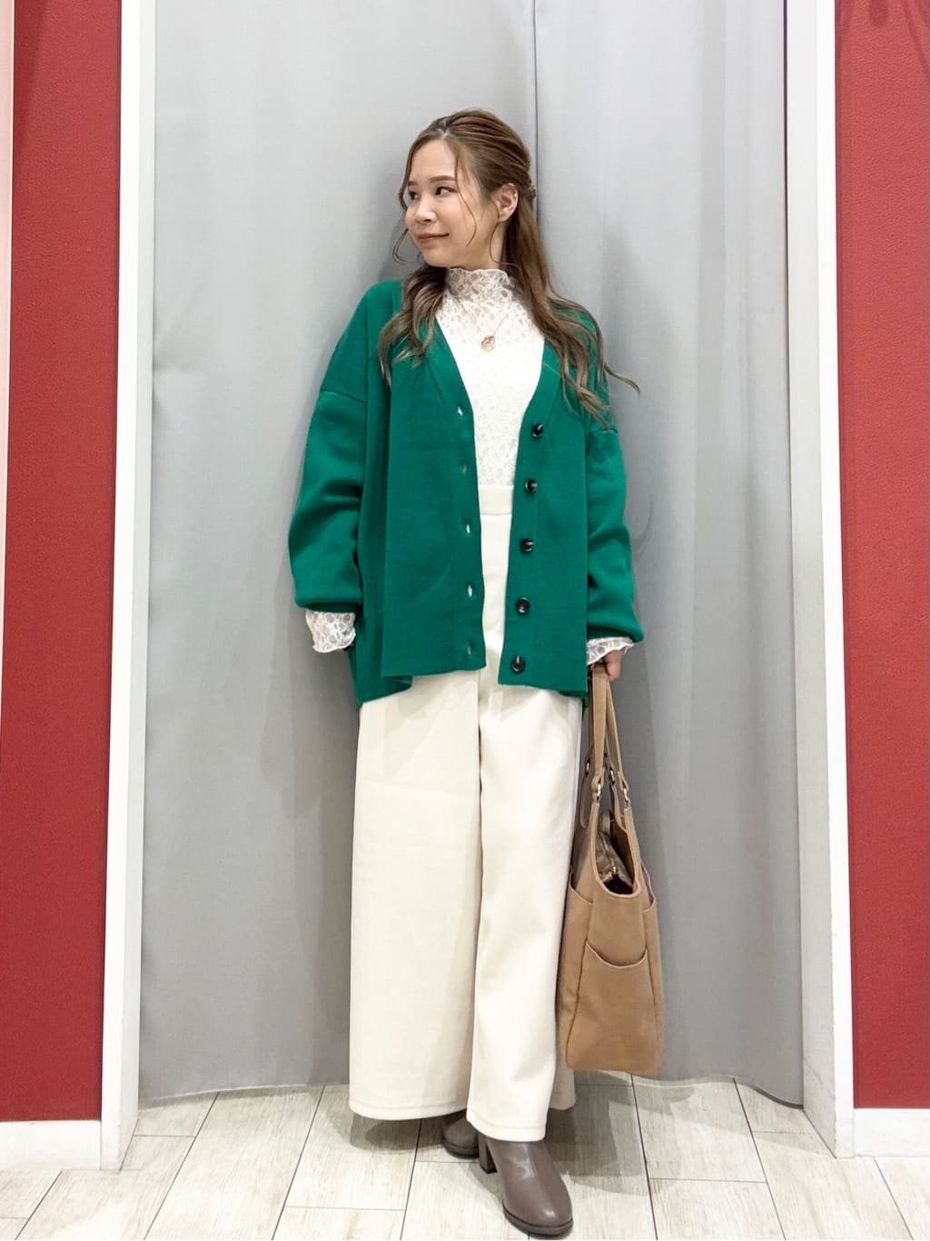 shioさんの「SHOO･LA･RUE｜【洗える/毛玉レス】表面がきれいなVネックカーディガン」を使ったコーディネート