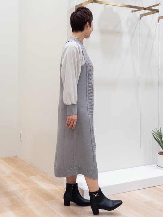 シュウコさんの「grove｜一枚で華やぐ、袖布帛ケーブルニットワンピース」を使ったコーディネート