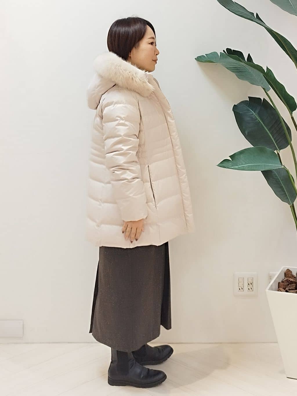 s u g iさんの「UNTITLED｜【はっ水機能/フード取り外し可】ミディダウンコート」を使ったコーディネート