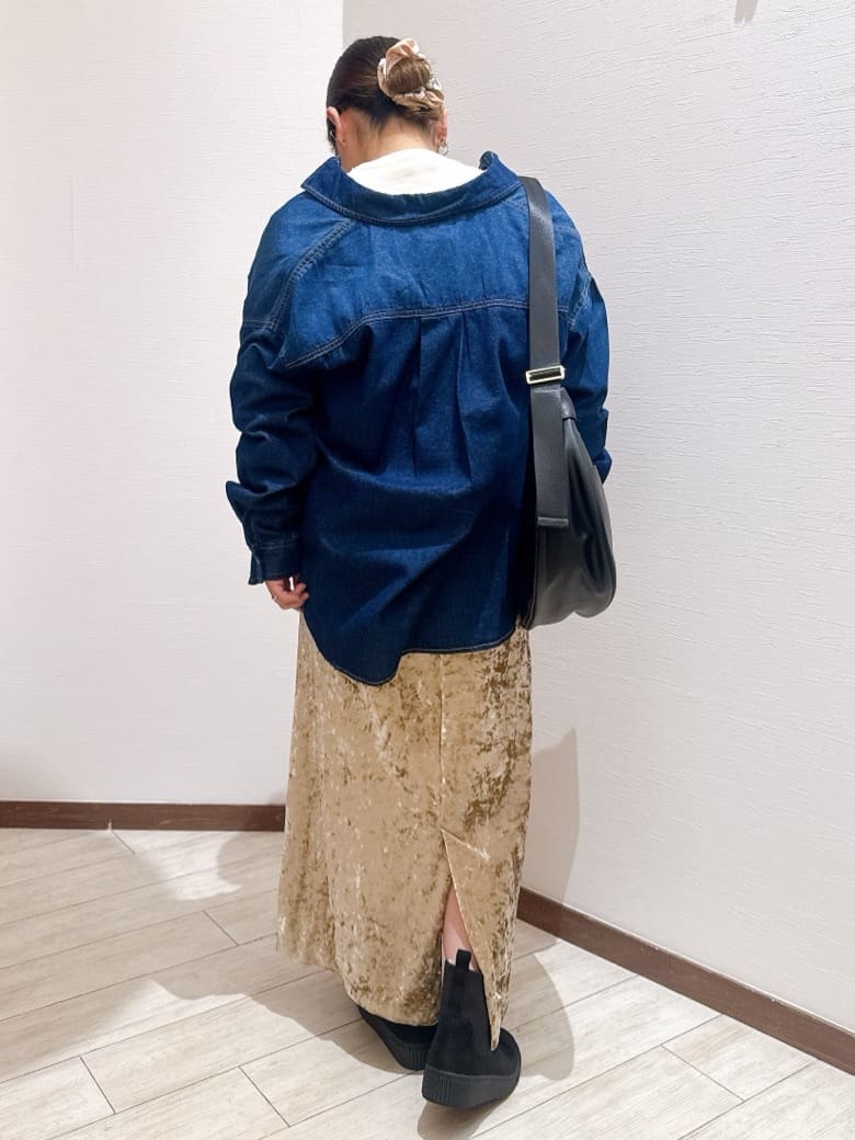 あにぃさんの「SHOO･LA･RUE｜【洗濯機可/ちくちくしにくい】大人のための スウェットライク刺繍ロゴニット」を使ったコーディネート