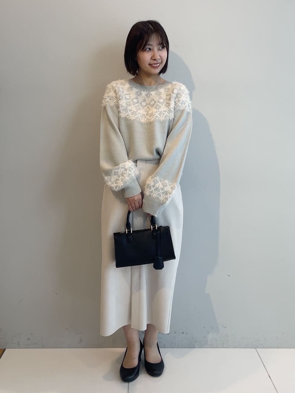 abeさんの「Couture brooch｜【洗える・ストレッチ・通勤】スエード調ダンボールIラインスカート」を使ったコーディネート