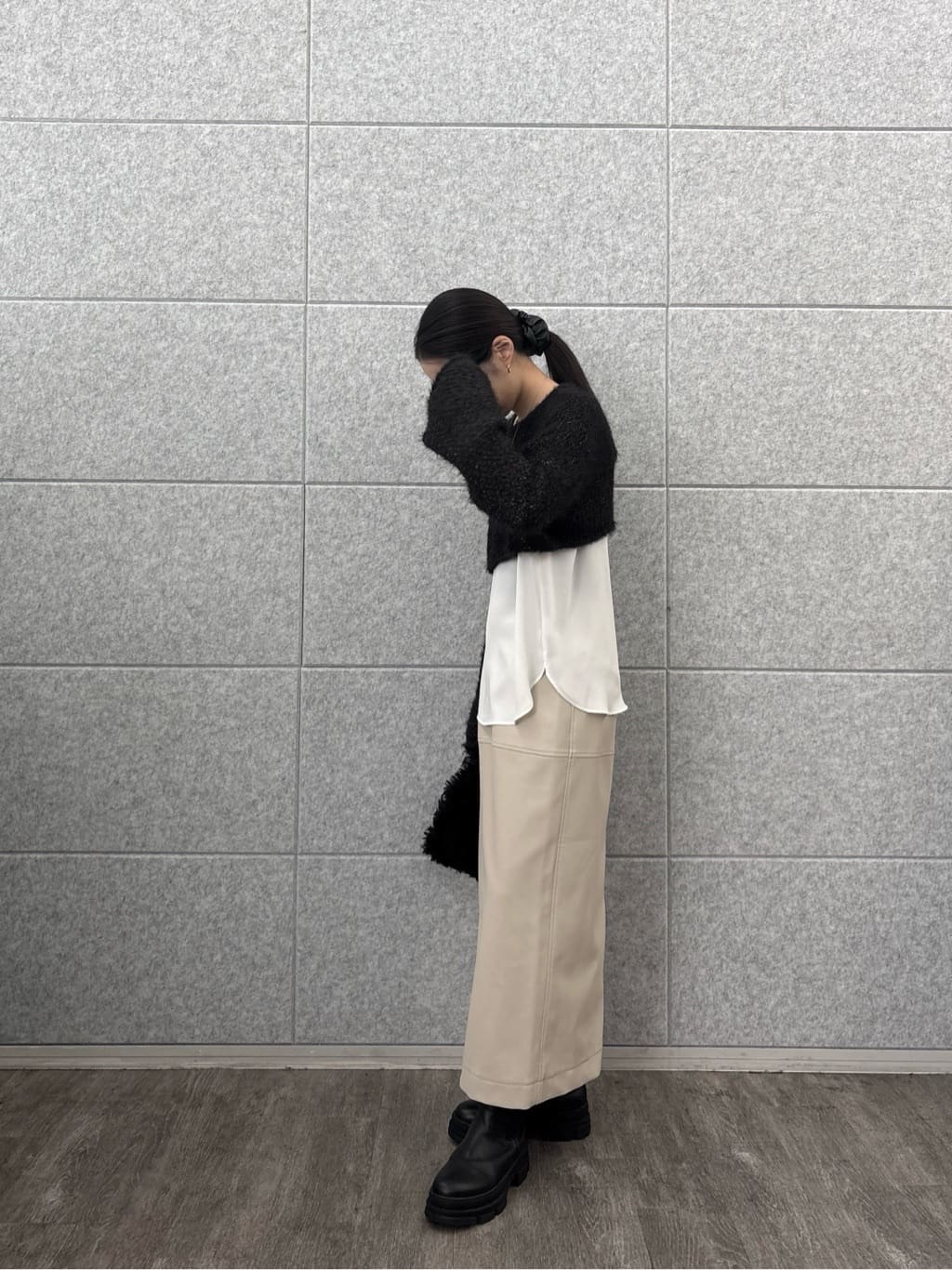 ひなさんの「INDIVI｜クロップドメッシュニット」を使ったコーディネート