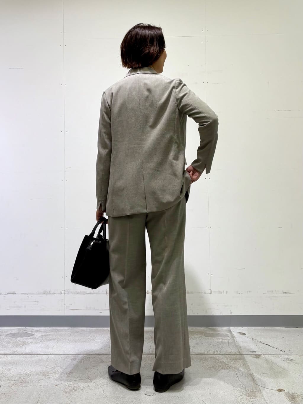 yuriさんの「INDIVI｜【洗える／セットアップ可能】凹凸ストレッチ素材ストレートパンツ」を使ったコーディネート