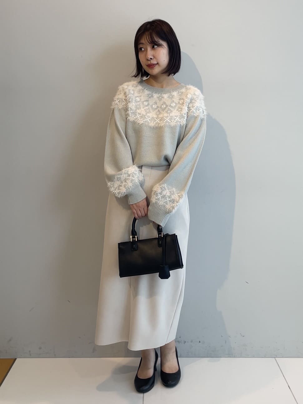 abeさんの「Couture brooch｜【洗える・ストレッチ・通勤】スエード調ダンボールIラインスカート」を使ったコーディネート