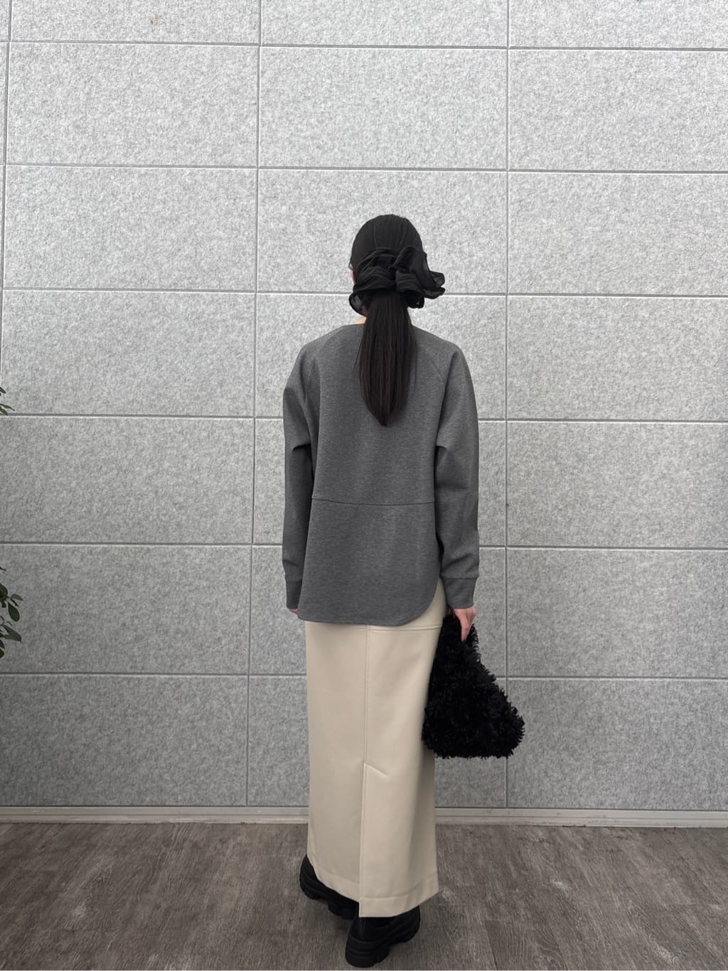 ひなさんの「INDIVI｜【セットアップ対応】シンセティックレザースカート」を使ったコーディネート