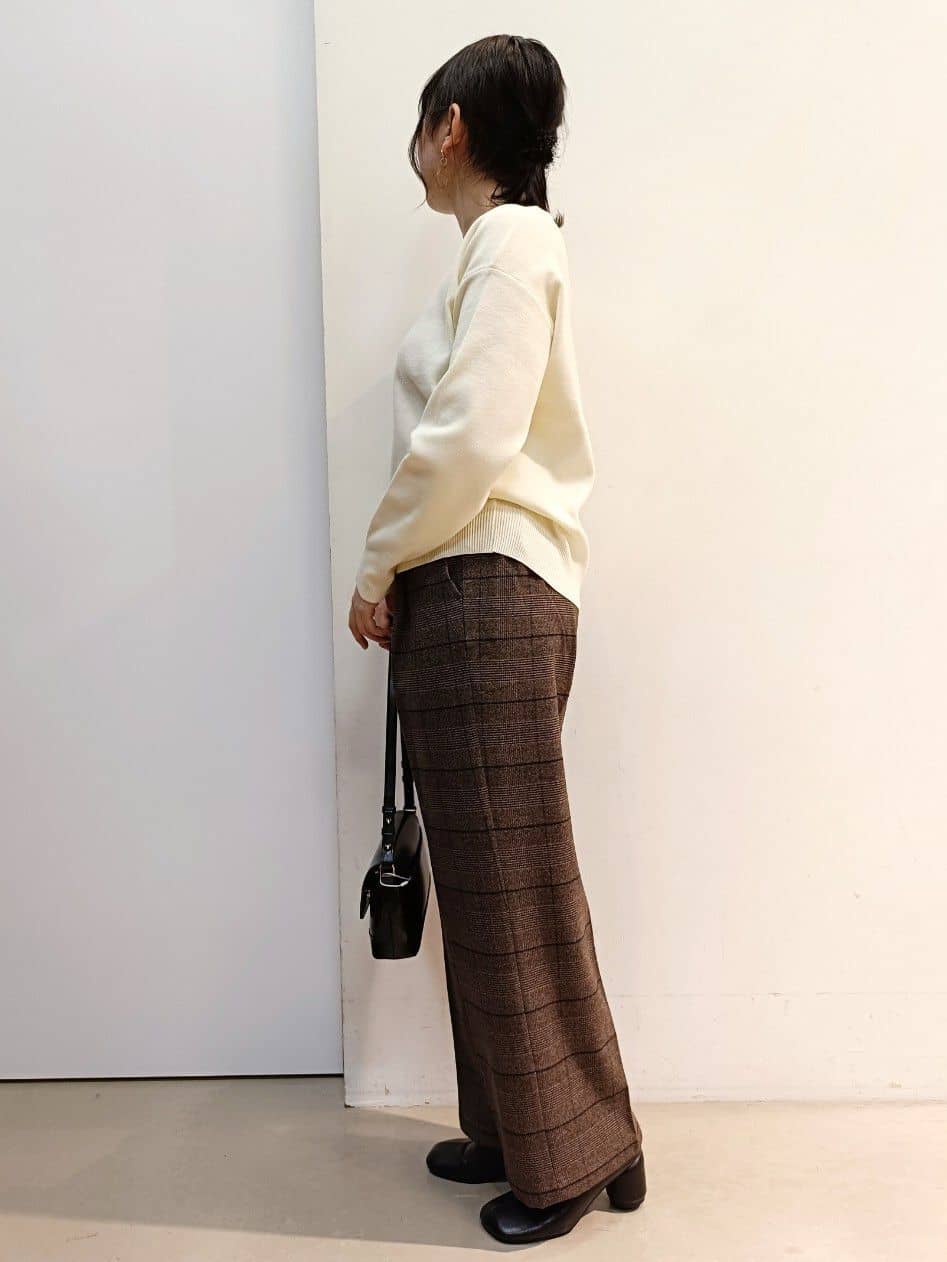 あんさんの「THE SHOP TK｜【すっきりシルエットが叶う】大人のためのVネックニット/毛玉になりにくい/静電気防止/洗濯機OK」を使ったコーディネート