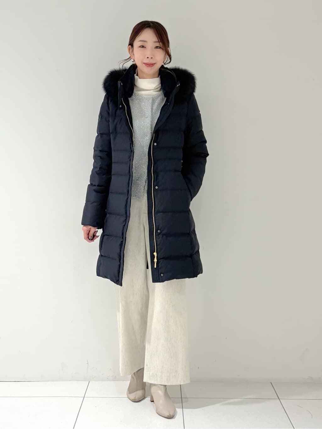 shioriさんの「INDIVI｜【名品／撥水／抗菌防臭】ロング丈リサイクルダウンコート」を使ったコーディネート
