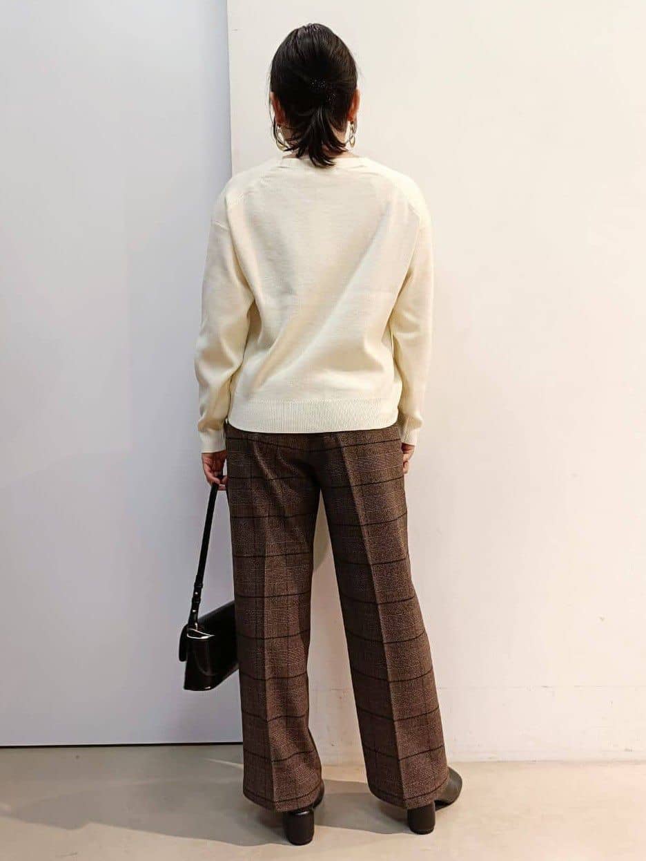あんさんの「THE SHOP TK｜【すっきりシルエットが叶う】大人のためのVネックニット/毛玉になりにくい/静電気防止/洗濯機OK」を使ったコーディネート