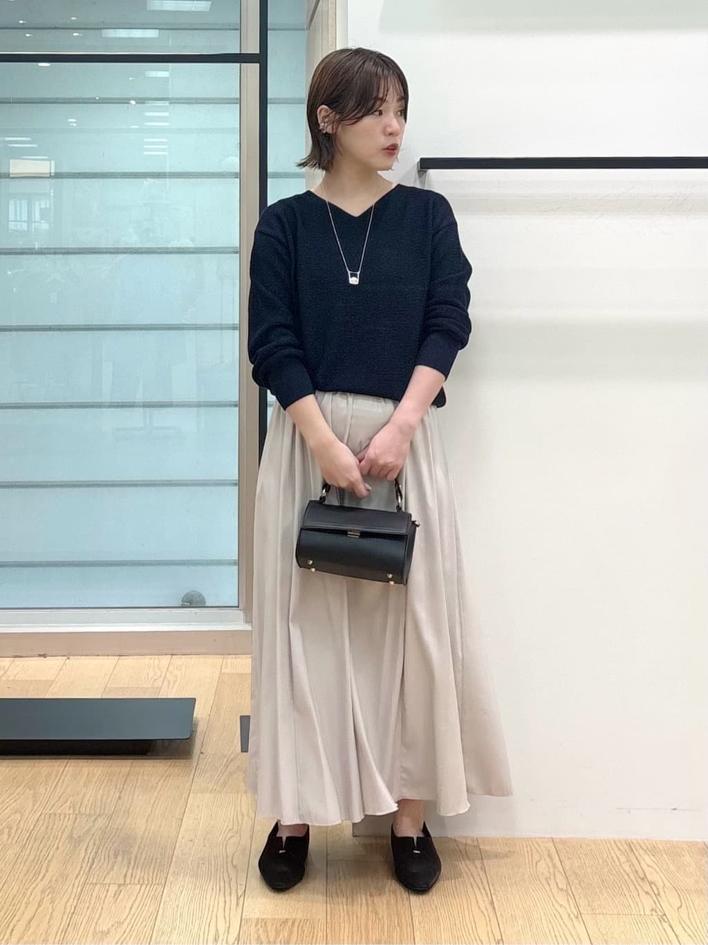asamiさんの「INDIVI｜【ウール混ラメ素材】Vネック煌めきニット」を使ったコーディネート