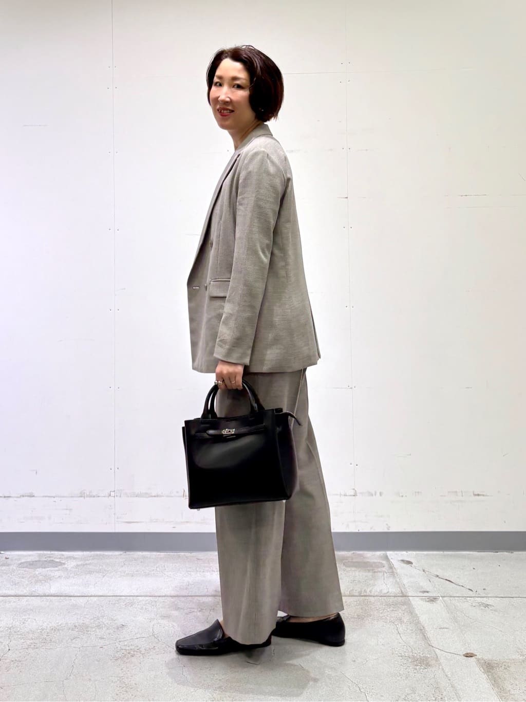 yuriさんの「INDIVI｜【洗える／セットアップ可能】凹凸ストレッチ素材ストレートパンツ」を使ったコーディネート