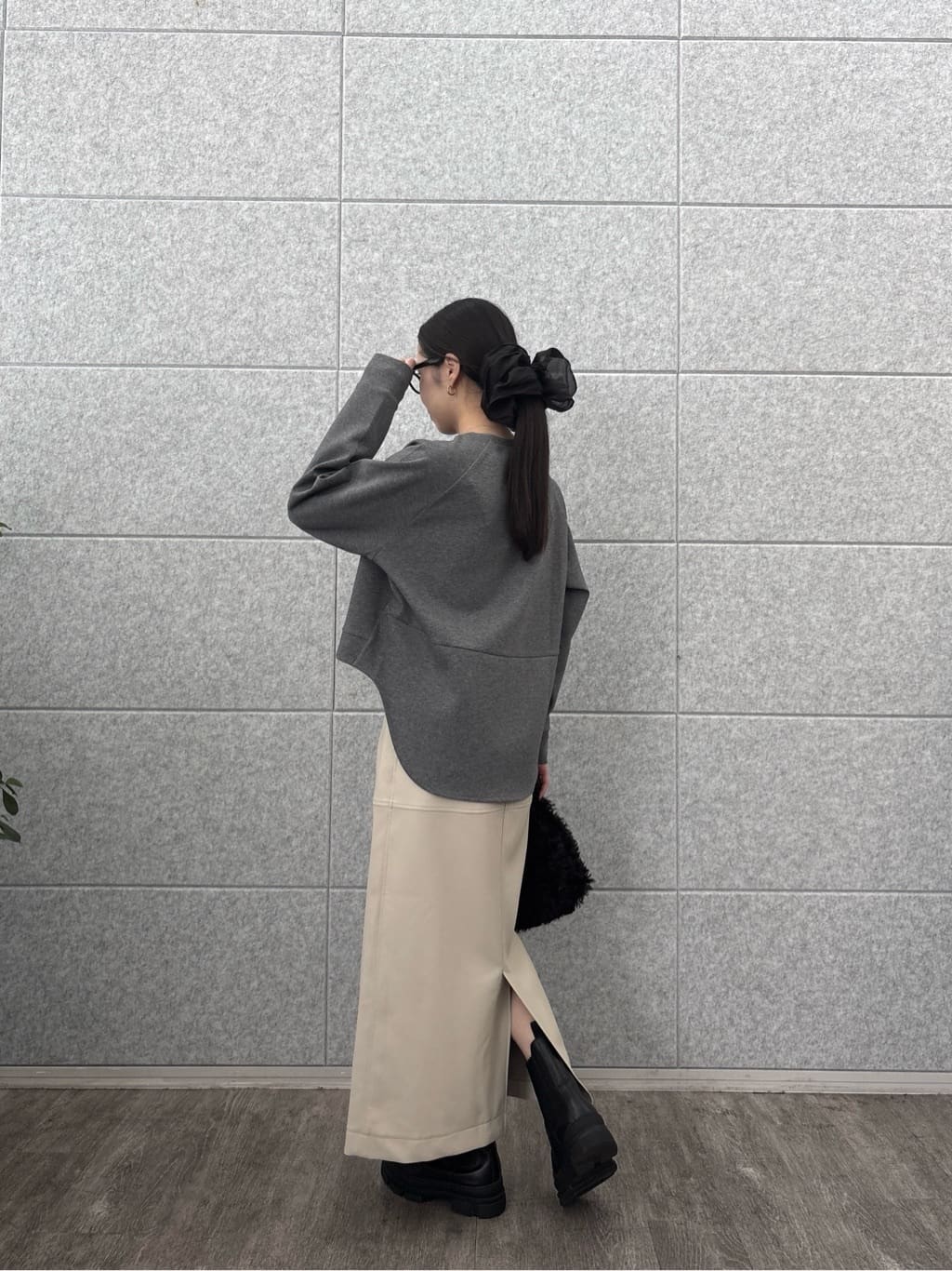 ひなさんの「INDIVI｜【セットアップ対応】シンセティックレザースカート」を使ったコーディネート
