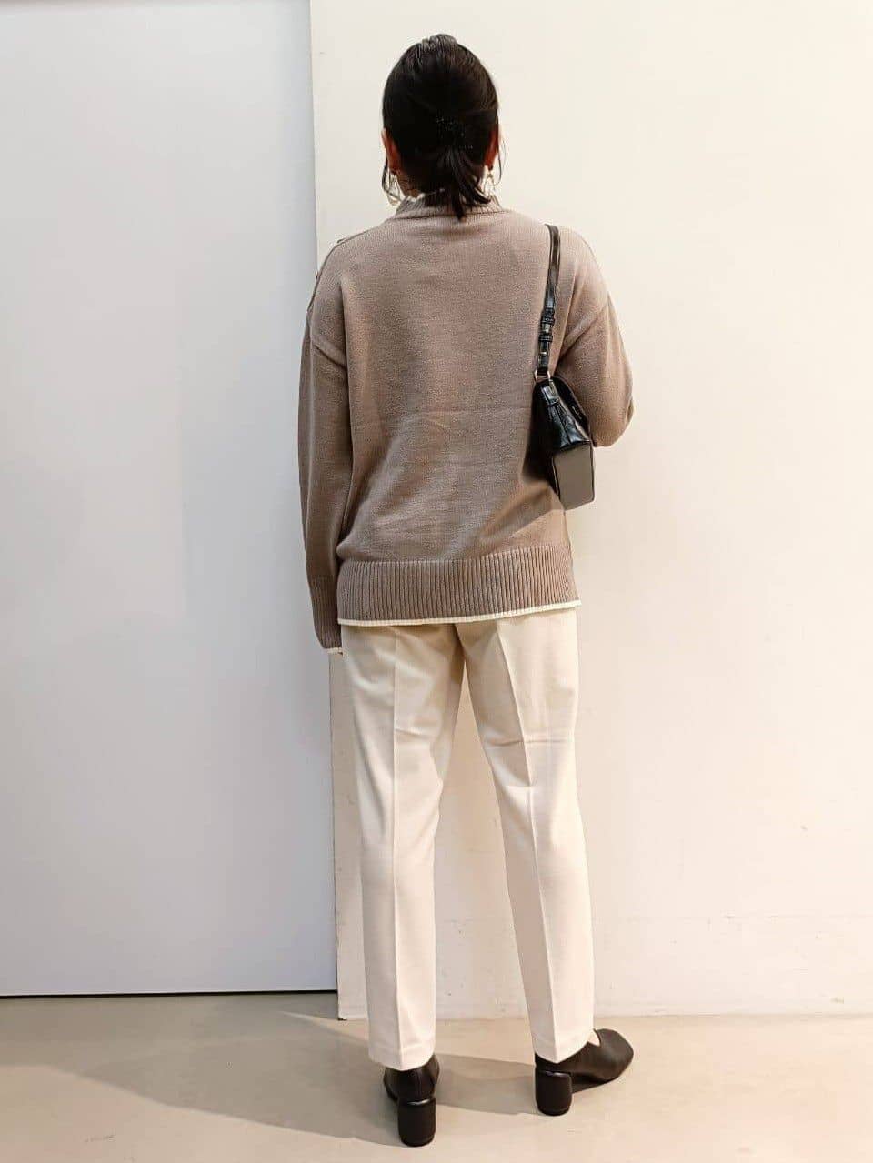 あんさんの「THE SHOP TK｜【インしないで着られる】金ボタン ハイネックニット/毛玉になりにくい/静電気防止/洗濯機OK」を使ったコーディネート