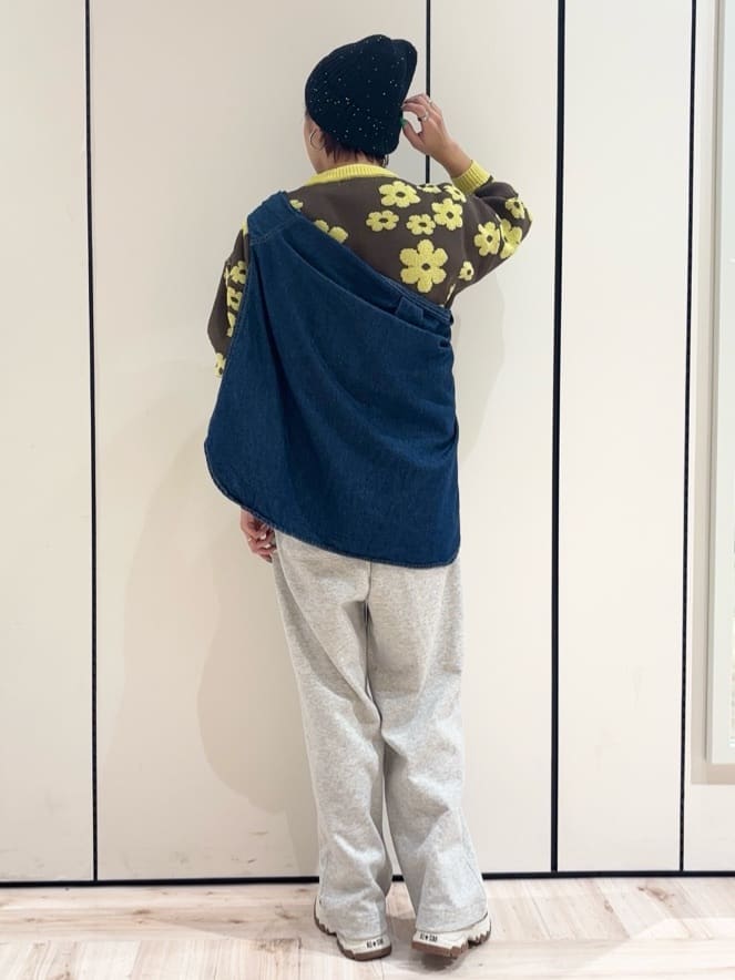 ｓａｔｏｍｉさんの「SHOO･LA･RUE｜【S-LL】レトロ感漂う デイジー柄 総柄ニット」を使ったコーディネート