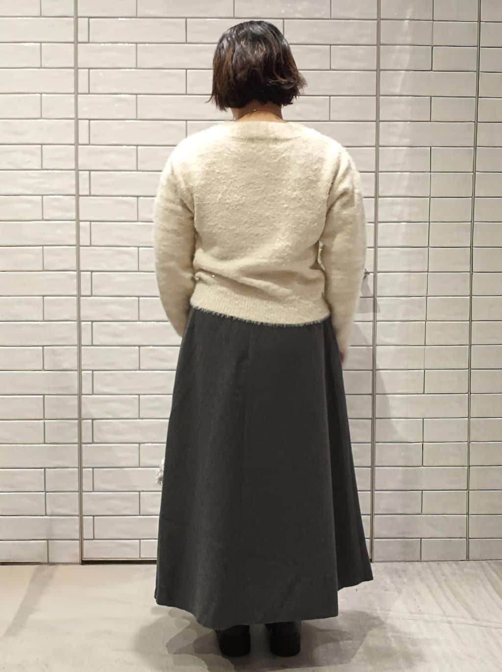 かなこさんの「OPAQUE.CLIP｜スパンコールフェザーVネックニット【洗濯機OK】」を使ったコーディネート