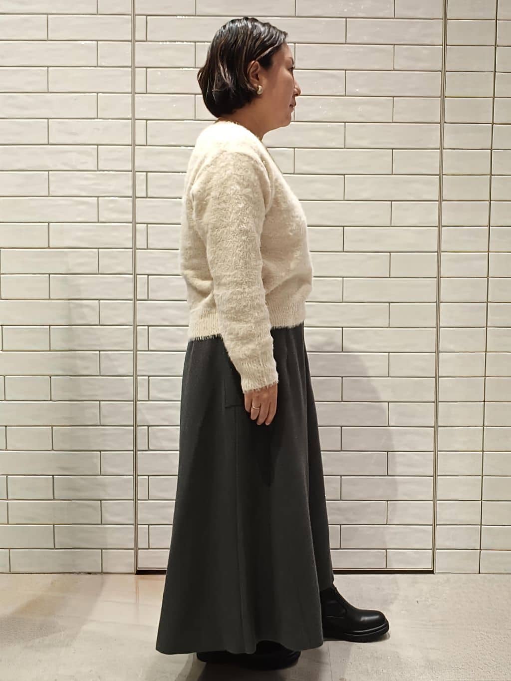 かなこさんの「OPAQUE.CLIP｜スパンコールフェザーVネックニット【洗濯機OK】」を使ったコーディネート