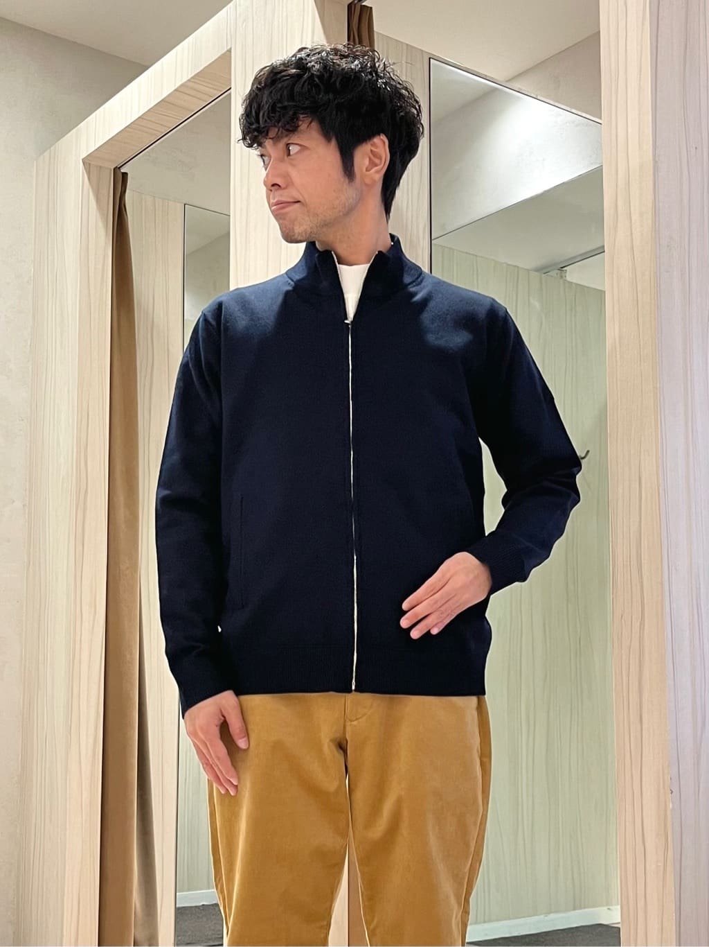 URAさんの「TAKEO KIKUCHI｜アンチピリング ジップアップ ニット」を使ったコーディネート