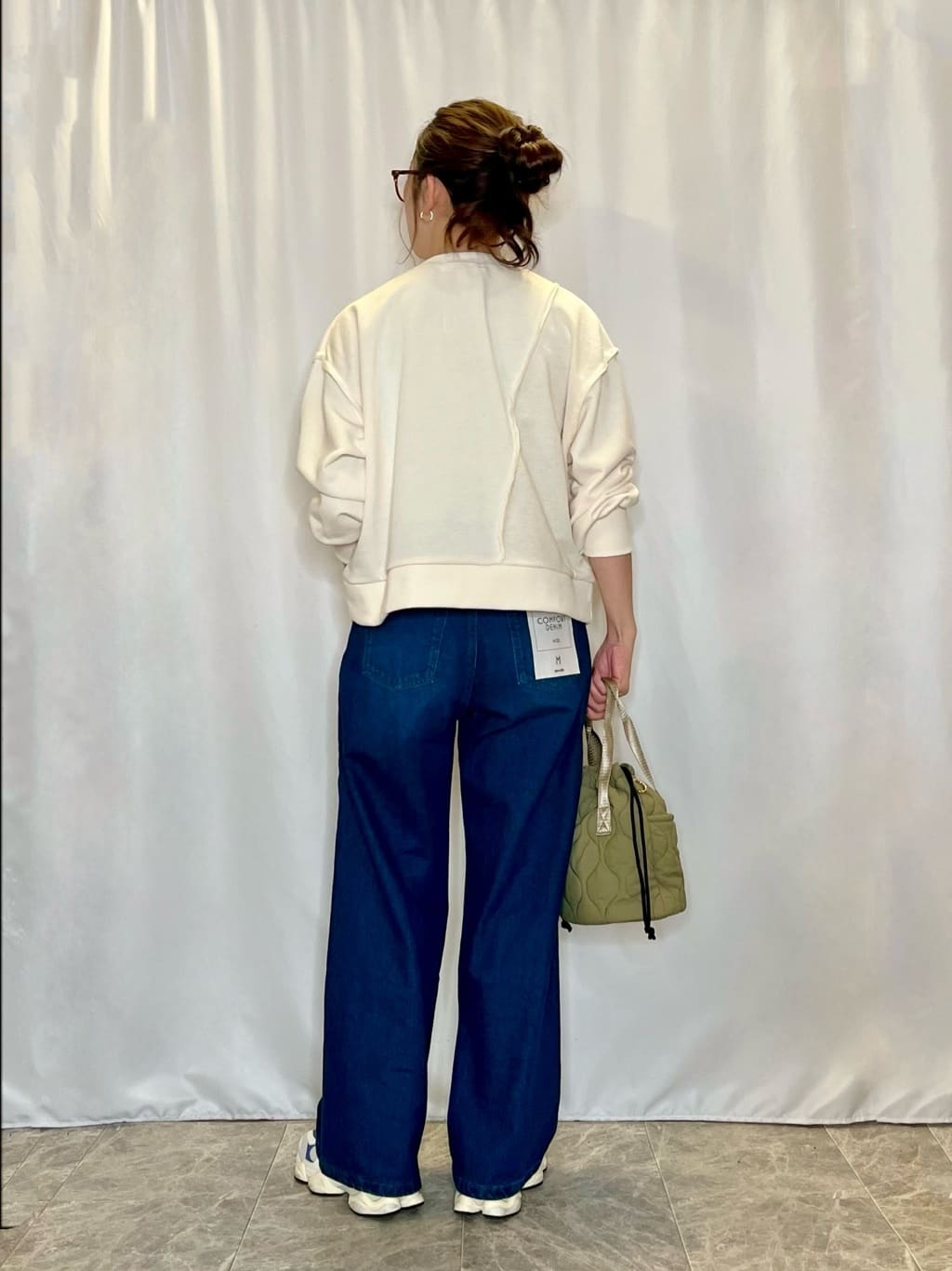 おうめさんの「SHOO･LA･RUE｜【高レビュー/S-LL】脚のラインを拾いにくい デニムワイドパンツ」を使ったコーディネート