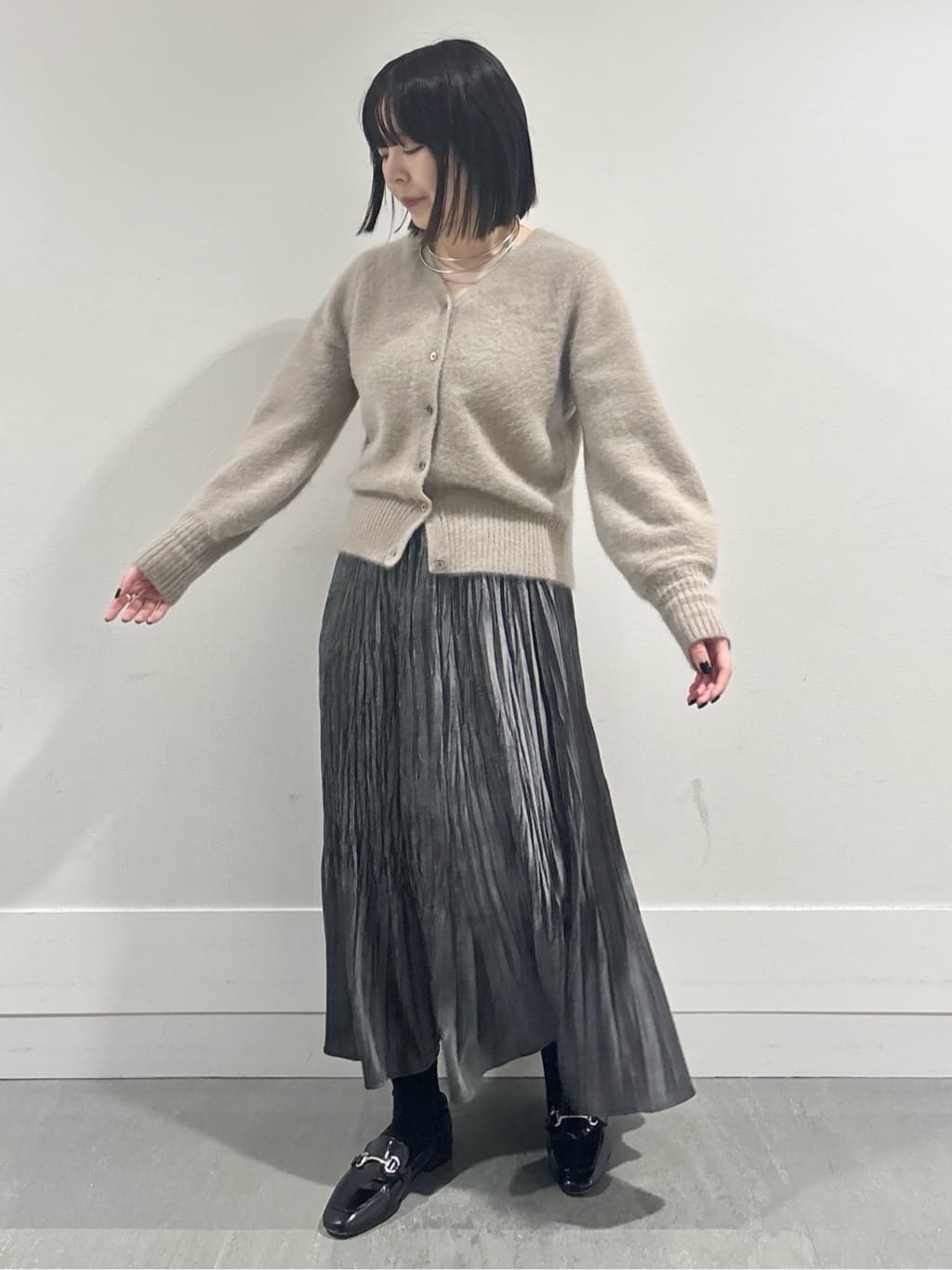 モエカさんの「UNTITLED｜【ふわふわニット/前後2WAY】フォックスカシミヤカーディガン」を使ったコーディネート
