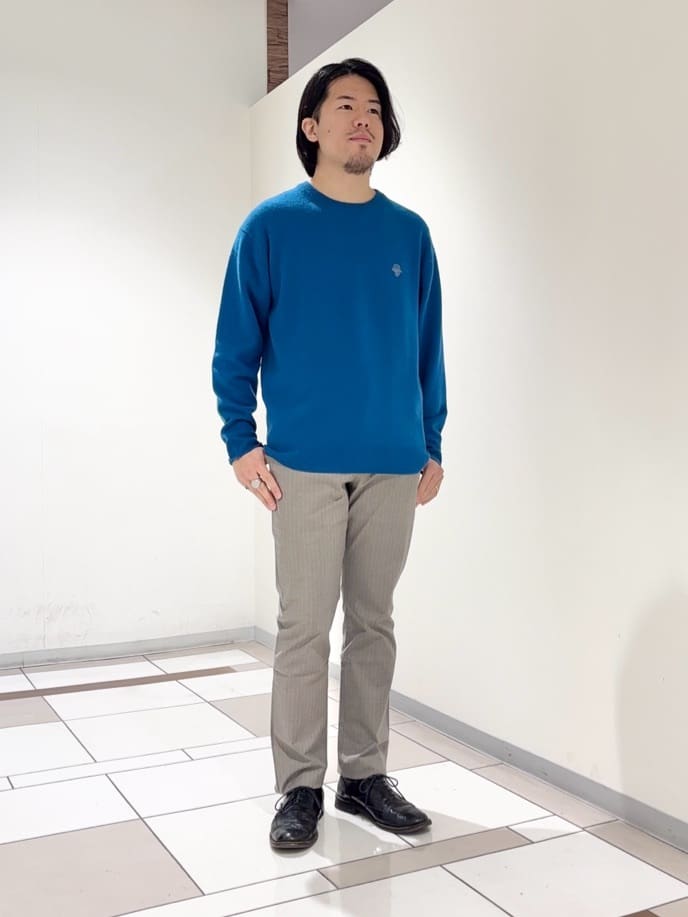 及川さんの「TAKEO KIKUCHI｜【Air Palette Knit】ワンポイント カラーニット プルオーバー」を使ったコーディネート