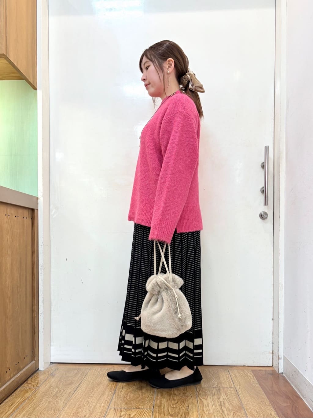 だいわさんの「SHOO･LA･RUE｜フェイクファー巾着ショルダーバッグ」を使ったコーディネート