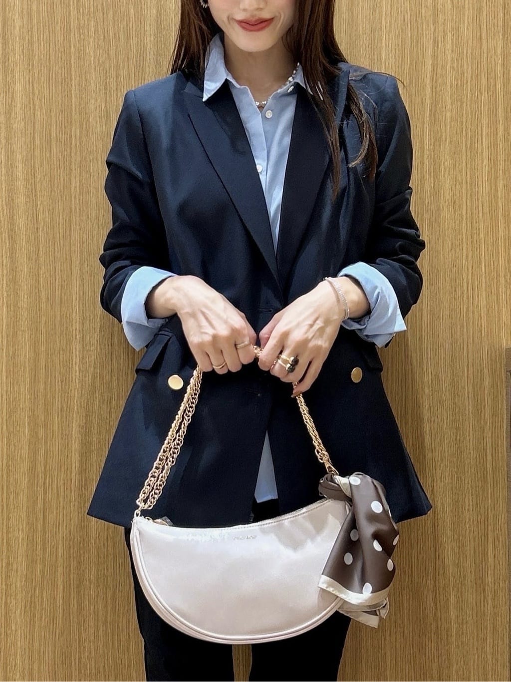 maiさんの「OPAQUE.CLIP｜ポケット刺繍レギュラーカラーシャツ【洗濯機OK】」を使ったコーディネート