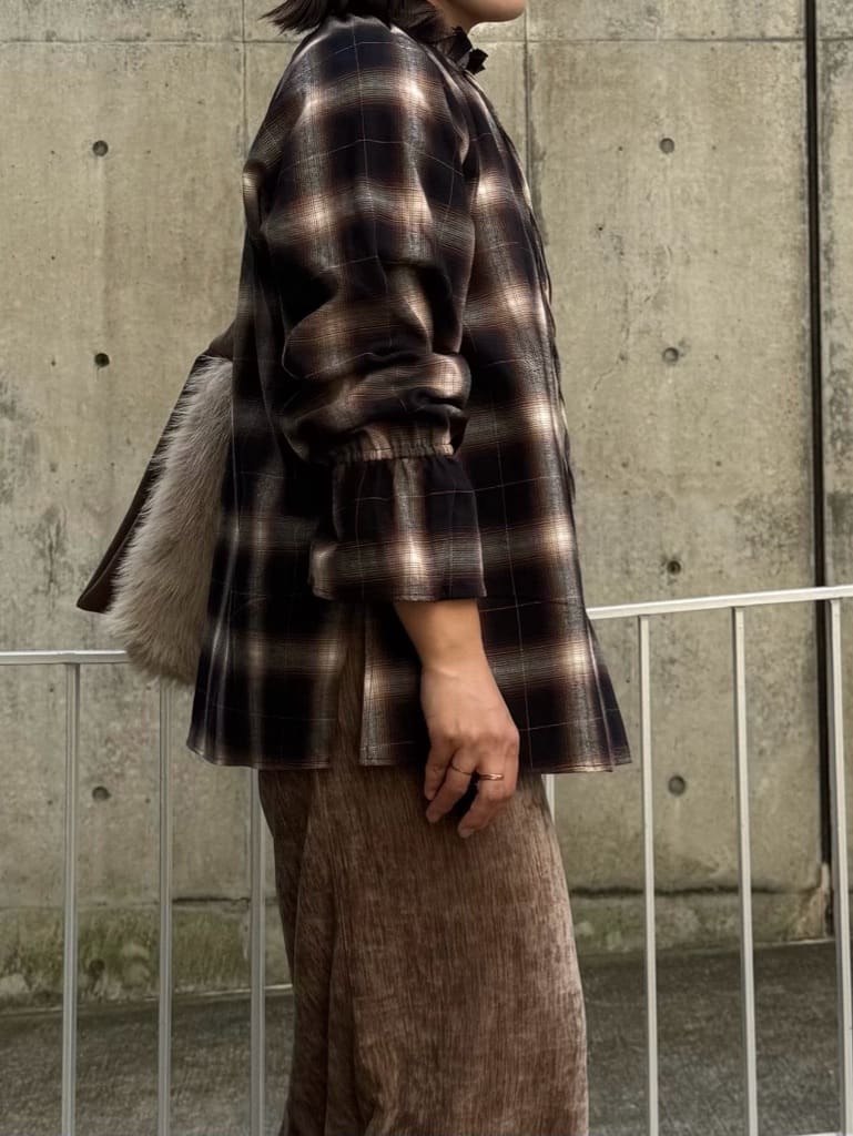 chさんの「THE SHOP TK｜起毛オンブレフリルブラウス」を使ったコーディネート
