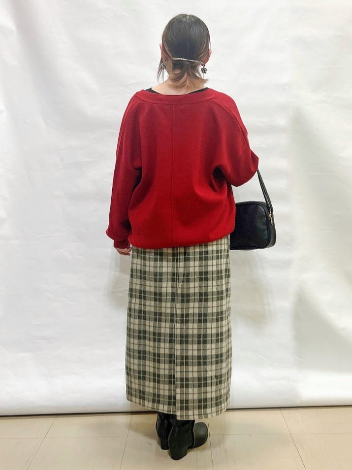 YUIさんの「SHOO･LA･RUE｜【洗濯機可/S-LL】スカラップネックが上品な ビジュー付きニット」を使ったコーディネート