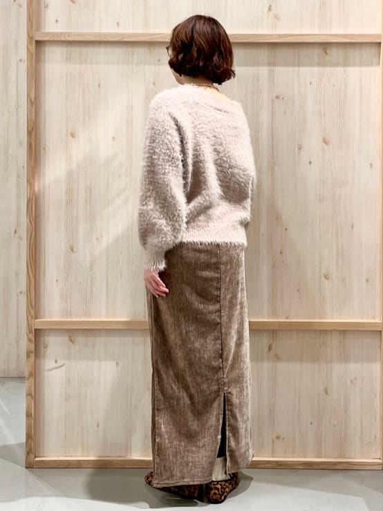 nakoさんの「THE SHOP TK｜着るたびときめく ふんわりフェザーシャギーニット」を使ったコーディネート