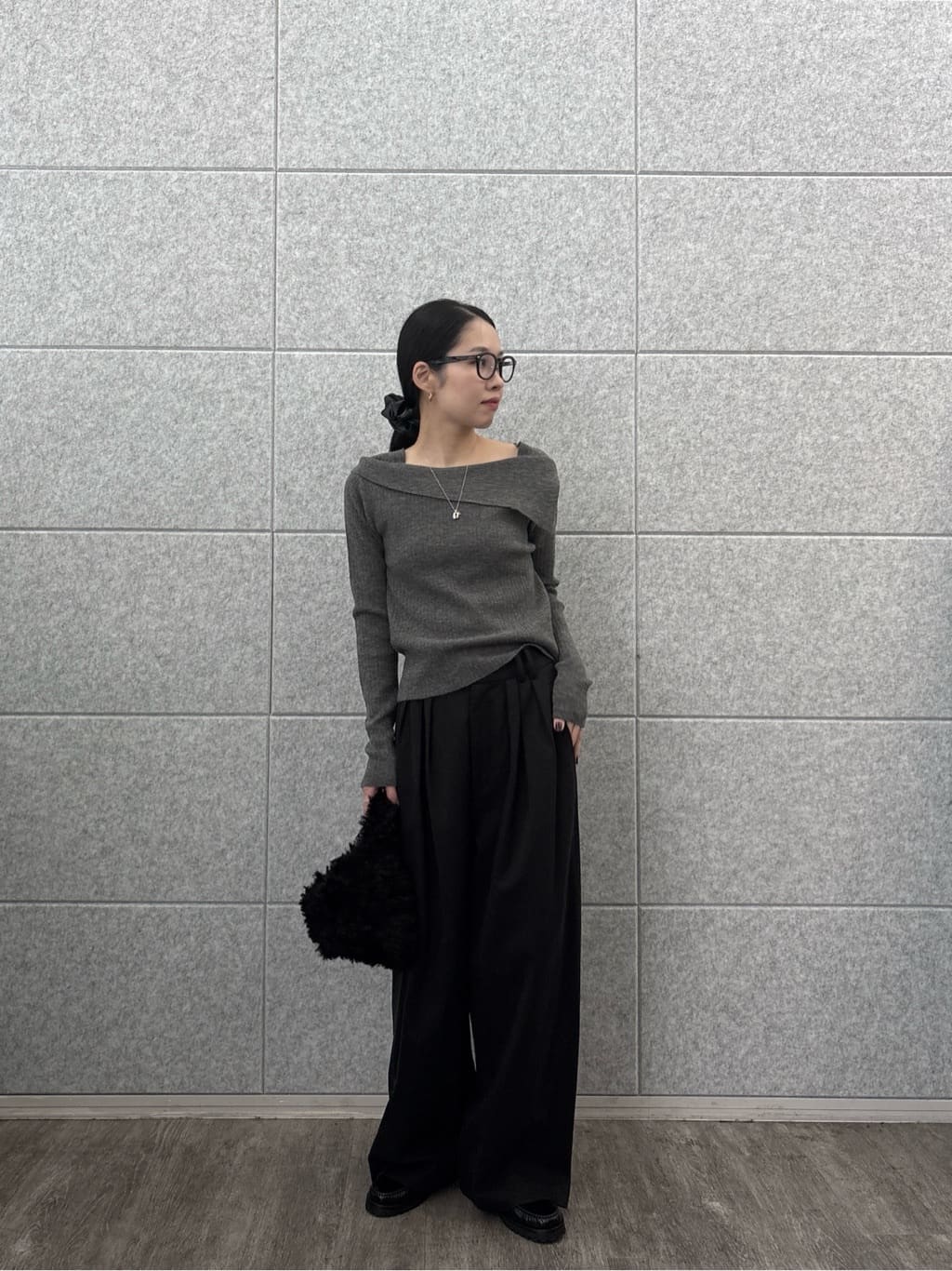 ひなさんの「INDIVI｜【再入荷】アシメオフショルニット」を使ったコーディネート