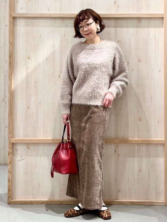 nakoさんの「THE SHOP TK｜着るたびときめく ふんわりフェザーシャギーニット」を使ったコーディネート