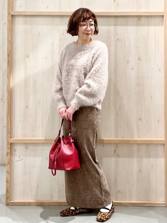 nakoさんの「THE SHOP TK｜着るたびときめく ふんわりフェザーシャギーニット」を使ったコーディネート